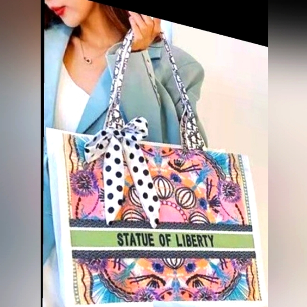 Statue Of Liberty Tote Bag